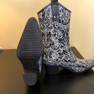 Stylish Black and White Women's Winter Boots